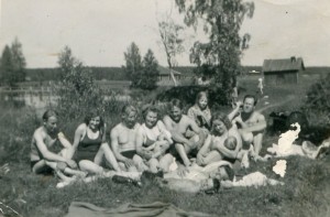 13- Uimarannassa Kuorevirralla 7.1949. Kerttu ja Viljo, Juhani ja Yrjö Waarna, Voitto Kattainen, Elina ja Arvi Pehkonen sekä Irja ja Erkki Pusu ja poika
