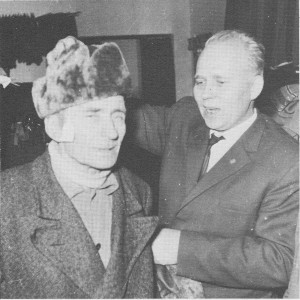 1962- Alpo Saastamoinen myymässä hattua