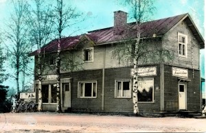 Hiltusen liike-ja asuintalo Nivankatu 20:ssa. Tästä lähti aikoinaan Hiltusen pyöräliikkeen toiminta, kuin myös kukkakaupan, joka aloitti toimintansa 1955, miltä ajoilta kuvakin on luultavimmin otettu. Kuva saatu kukkakauppias Jarmo Laulumaalta.