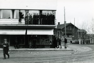 Tohtori Reino Karjalaisen ottama kuva Kiuruvedellä lääkärinä ollessaan 1940-luvun lopulla. Tohtorilla oli sukua (anoppi Lapinsalon Juusolan Liisa Piippo os Pekkala) Kiuruvedellä. Uusi Osulan rakennus, jonka parvekkeella laulamassa Kiuruveden mieslaulajat.