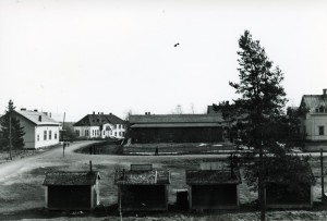 Tohtori Reino Karjalaisen ottama kuva Kiuruvedellä lääkärinä ollessaan 1940-luvun lopulla. Tohtorilla oli sukua (anoppi Lapinsalon Juusolan Liisa Piippo os Pekkala) Kiuruvedellä.