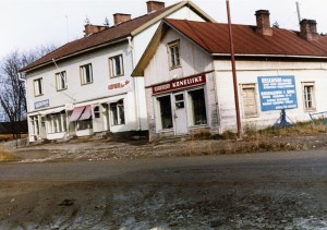 Valokuvaamo, kampaamo ja Pentti Hiltusen omistama Kiuruveden koneliike kuvattuna 1966. Kiinteistössä toimi myöhemmin Waarnan kahvila. Lahjoittaja Anssi Merenheimo.