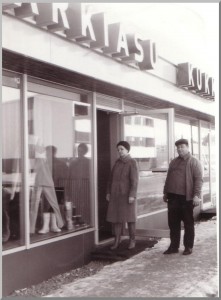 63- Arki-Asun edessä