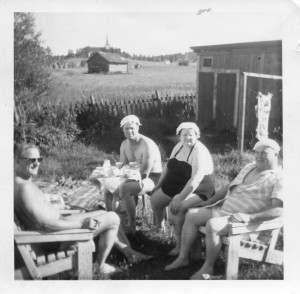 7- Nupposen Ollin pihalla Veikko Waarna, Viljo ja Kerttu Waarna sekä Olli Nupponen