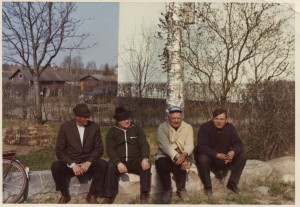 Keskipäivän juttutokio Salmisen kaupan pihassa 1970-luvulla. Vas. Aulis Jauhiainen, Lauri Lonkila, Lauri Salminen ja Lauri Matikka.