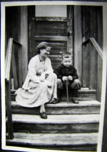 Martta ja Jouko Elokuvateatteri Wäreen Asuntolan rappusilla.