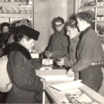 Myymäläkuva 50-luvun lopulla (Inkeri, Jouni, Erkki) Elintarvikeosaston myymälä. Inkeri Huttunen, Jouni P ja Erkki P. Kuv. Timo Peltolan kotiarkisto. 