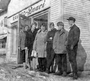 Römpsän edessä 60-luvun alussa, oikealta: Timo Sankilampi, Pentti Sauren, Jorma Rytkönen, Eija Luostarinen, Laine Penttinen ja ? Leena Juntunen. Kuva: Urpo Haapalaisen kotiarkisto.